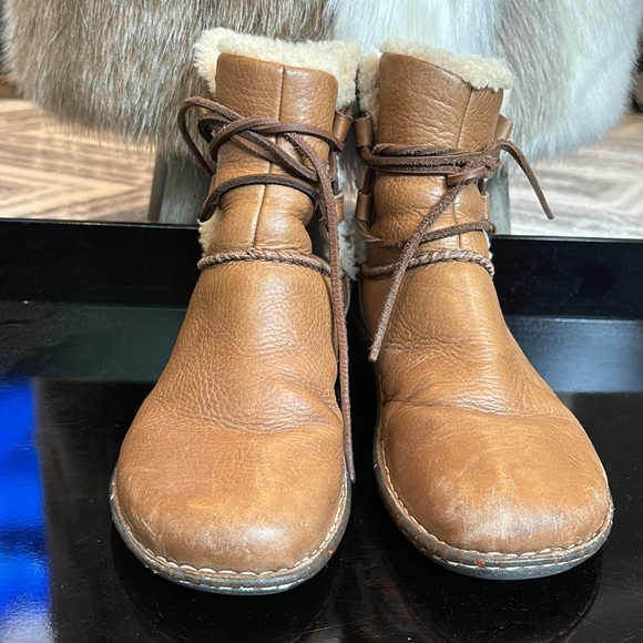 UGG cassia 1932 boots leather Sherpa short tie size 8 - Picture 2 of 9